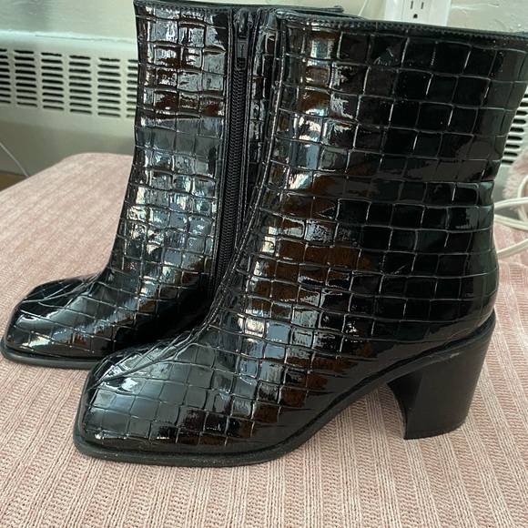 Chunky Heeled Boots 🖤 - Picture 2 of 5